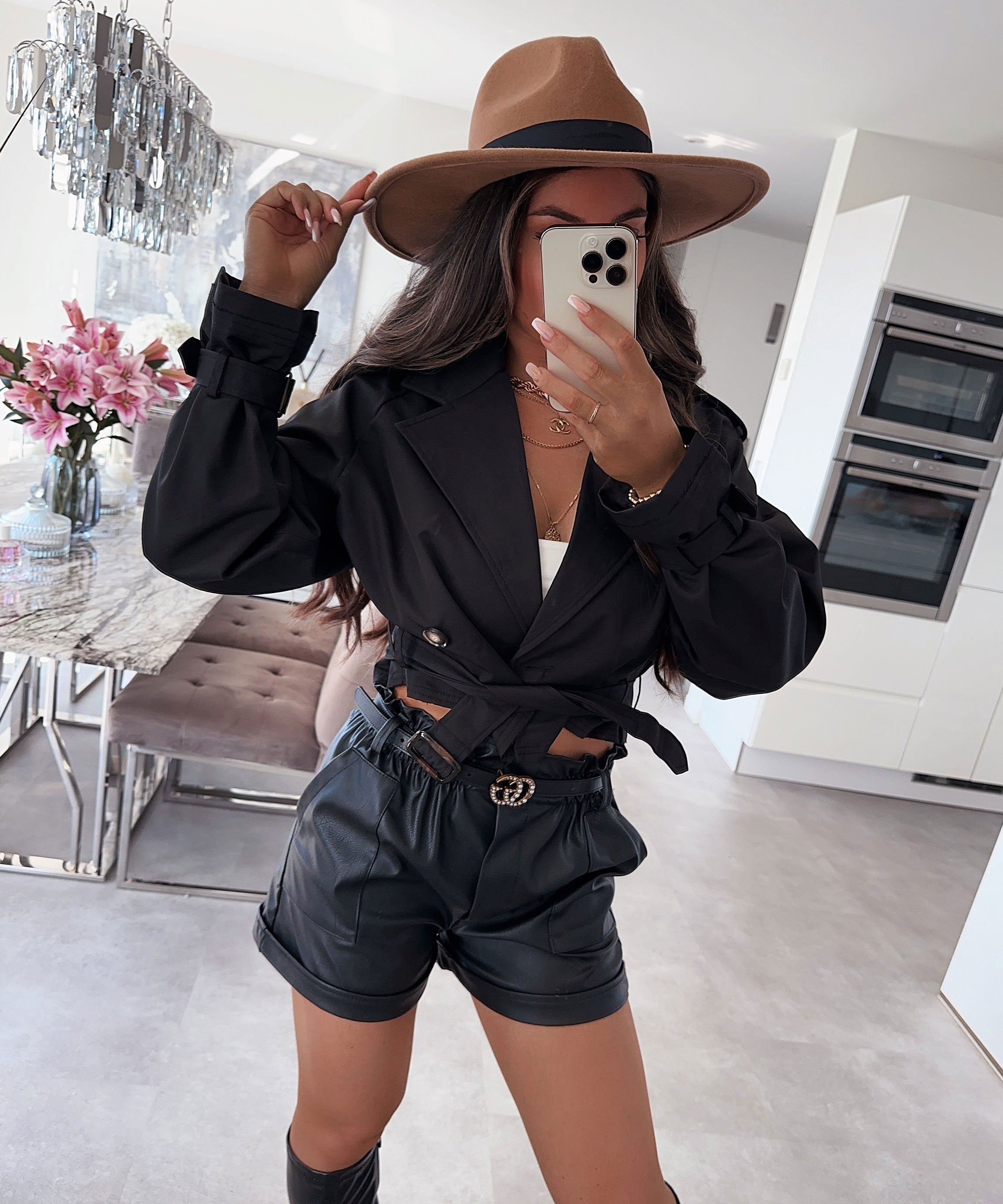 LuxeLeather™️ – Eleganta lädershorts för en stilfull look!