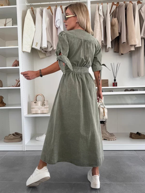 Ivanka™️ – En strålande denimklänning för tidlös elegans!